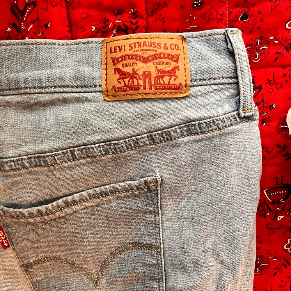 VGC - Levi Plus Size 20W Cropped Jeans